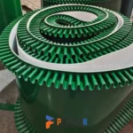 Băng tải PVC xanh dán bèo vách ngăn và cánh gờ chặn
