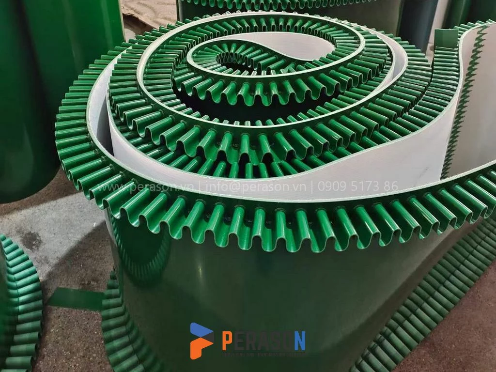 Băng tải PVC xanh dán bèo vách ngăn và cánh gờ chặn