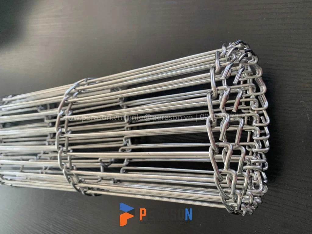 Băng tải lưới sợi thang ứng dụng chiên chả giò há cảo phủ sô cô la