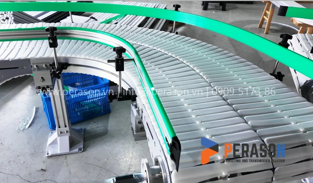 Băng tải xích nhựa chạy cong Băng tải xích nhựa chạy cong