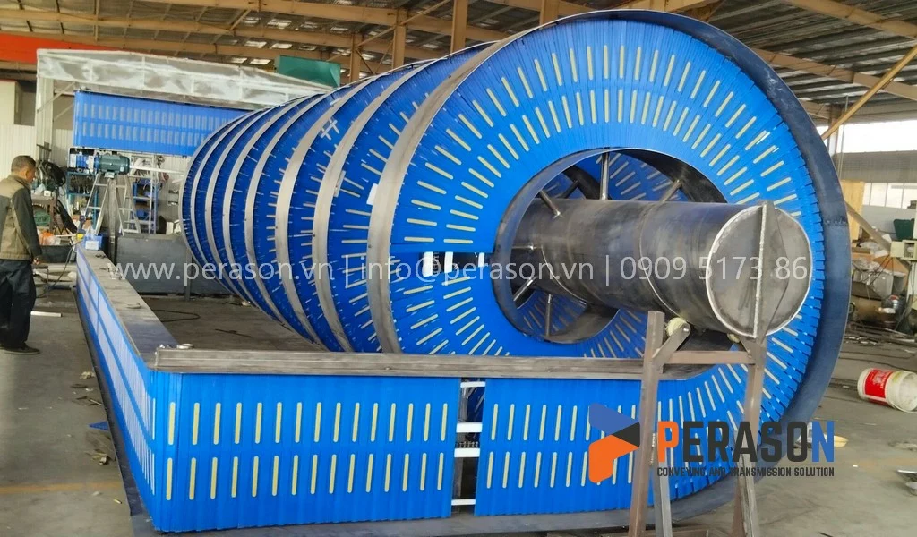 Hệ thống băng tải xoắn ốc loại xích nhựa tiết kiệm diện tích nhà máy Hệ thống băng tải xoắn ốc