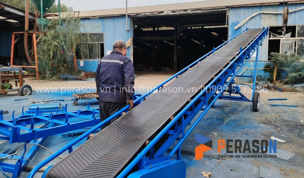 Băng tải là gì? Top 10+ các loại băng tải công nghiệp phổ biến 2026 1 Băng tải cao su gân V tải nghiêng