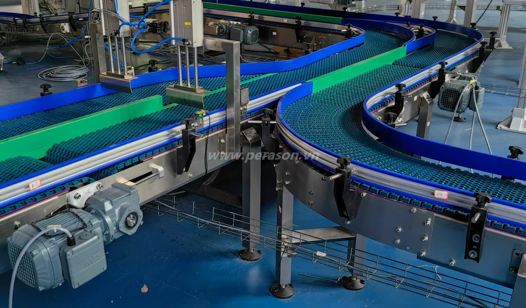 Hệ thống băng tải nhựa chạy cong trong nhà máy