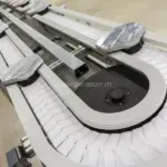 Băng tải xích nhựa xương cá gắn linh kiện bề mặt