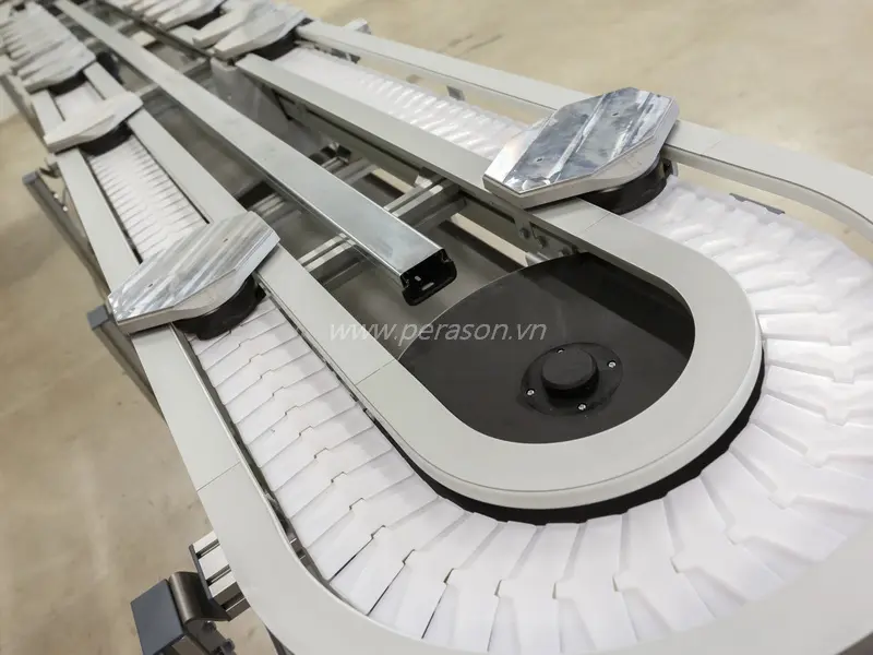 Băng tải xích nhựa xương cá gắn linh kiện bề mặt